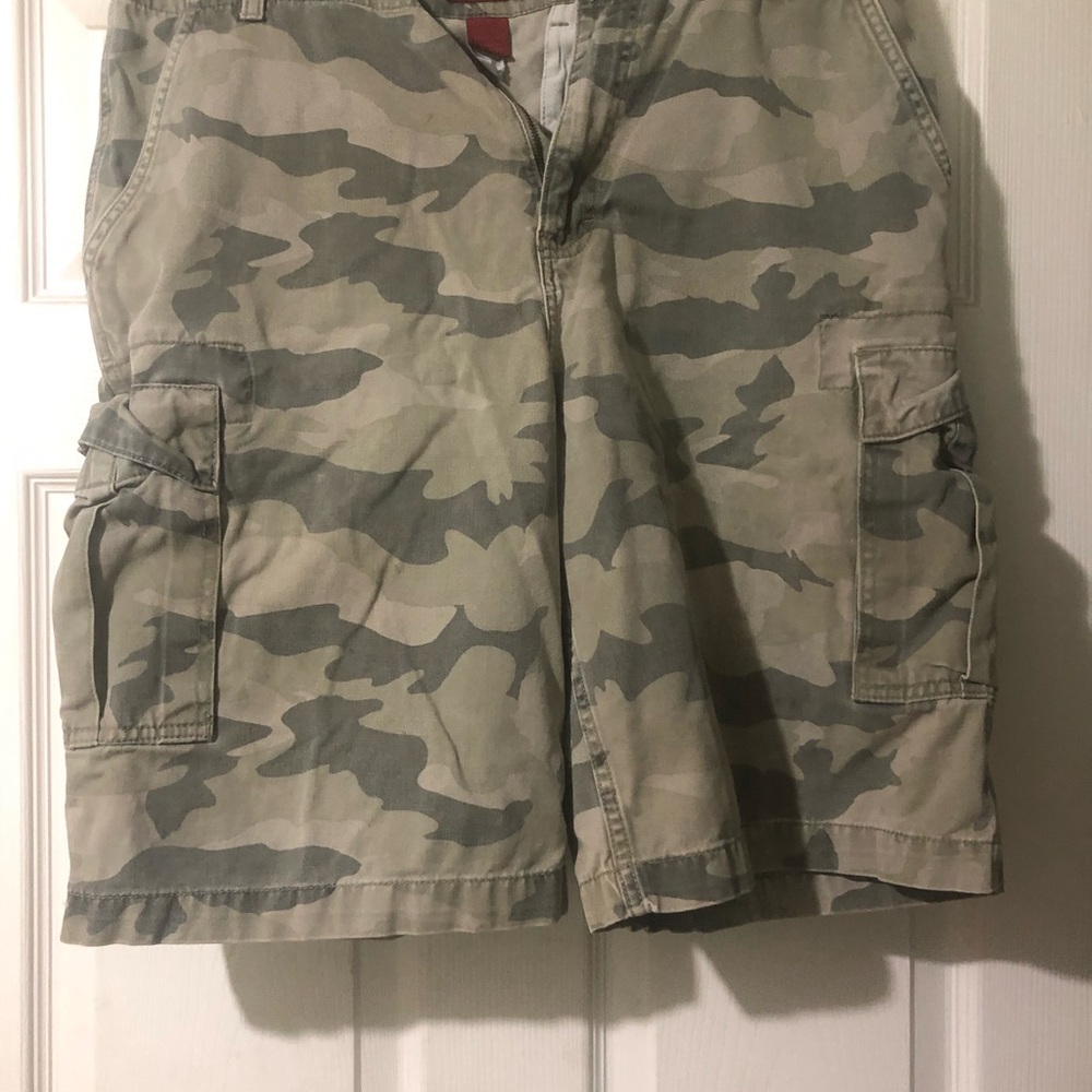 Chaps Men's Camouflage Cargo Shorts in Olive and Khaki